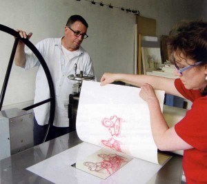 Felix Harlan & Carol Weaver printing Louis Bourgeois's 'Twosome', 2005. Photo by Johee Kim, courtesy of Harlan & Weaver